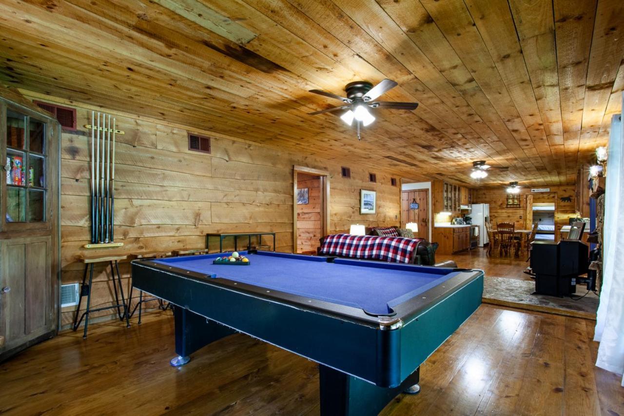 Forest Home Hot Tub Fire Pit Pool Table Pigeon Forge Buitenkant foto