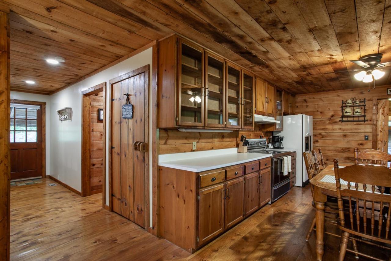 Forest Home Hot Tub Fire Pit Pool Table Pigeon Forge Buitenkant foto